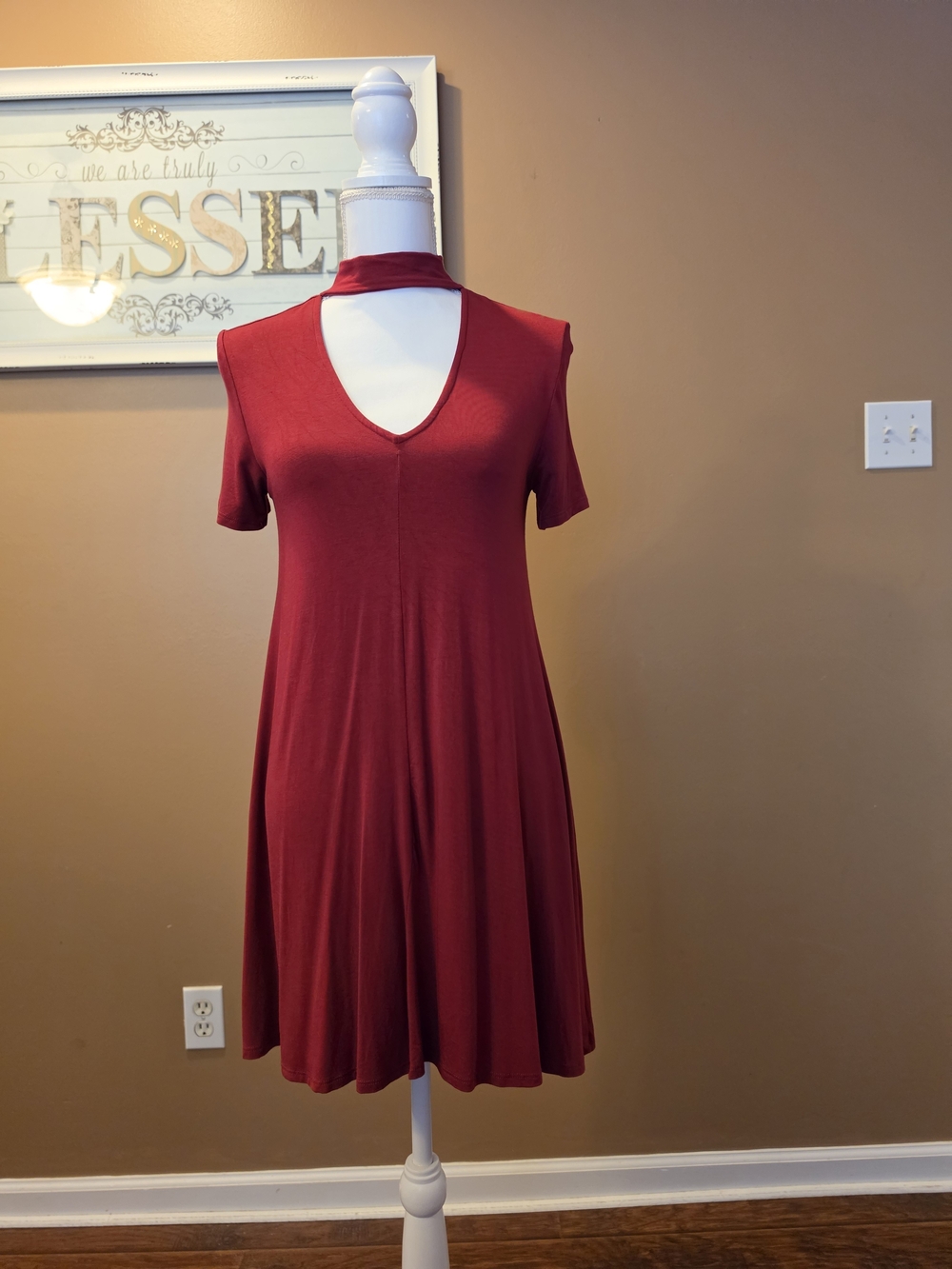 Choker V-Neck Short Sleeve Mini Dress in Burgundy